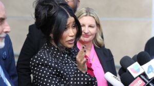 Cardi B ataca a un hombre en medio de su juicio por agresión civil