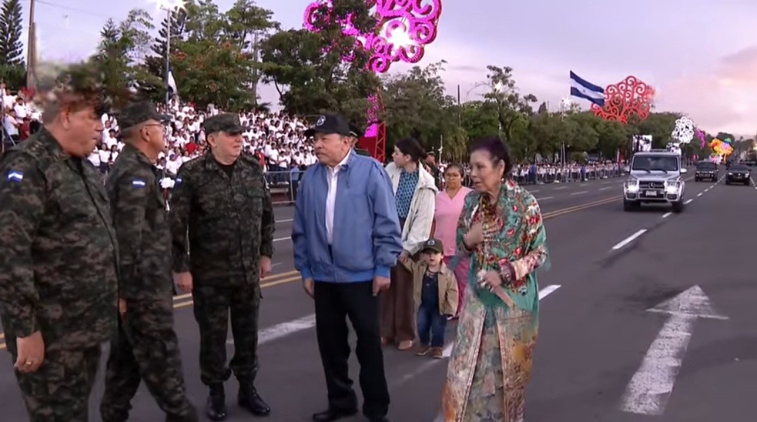 Familias nicaragüenses disfrutan Desfile Pueblo Ejército