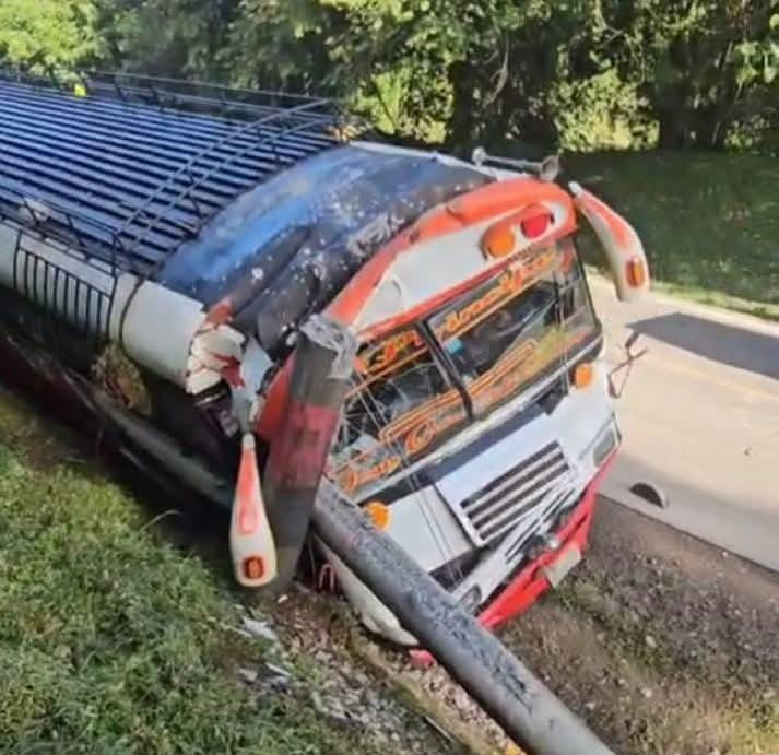 Accidentes viales de bus y camión solo dejan pérdidas materiales  