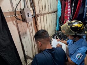 Bomberos Unidos inspeccionan tramos del Mercado Iván Montenegro