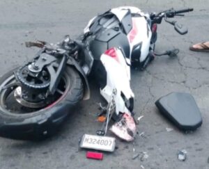 Motociclista muere tras ser arrollado por un cabezal