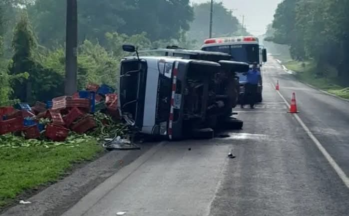 Camión que transportaba guineo se vuelca en Carazo