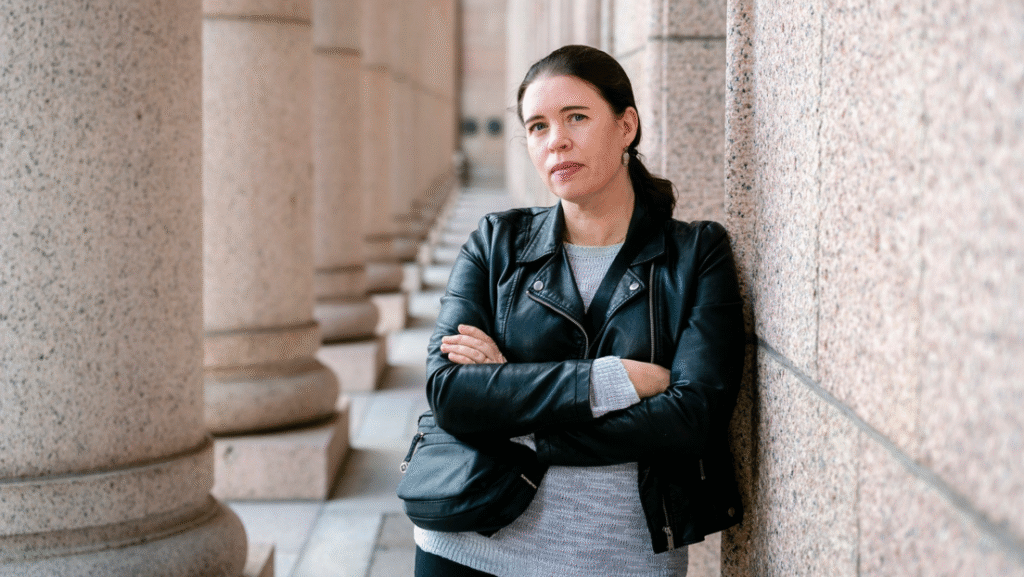 Casa queda hecha cenizas tras un incendio en Estelí Un voraz incendio dejó a la interperíe a una familia la mañana de este sábado, luego de quedar reducida a cenizas la vivienda de José Evenor Mendoza, ubicada en el Barrio Santo Domingo, de la ciudad de Estelí. Según la información, el hecho sucedió cuando la familia se encontraba en el interior de la vivienda cuando de repente inició el siniestro en la sala y se propagó rápidamente, el incendio dejó la casa completamente destruida, un carro devorado por el mismo y todas pertenecías de los ocupantes. En el lugar se presentaron los bomberos, miembros de la Policía Nacional y socorristas de la Cruz Blanca, quienes unieron esfuerzos para sofocar las llamas y que no se propagará a las casa aledañas. Los Bomberos Unidos realizan las investigaciones correspondientes para averiguar las causas del incendió.