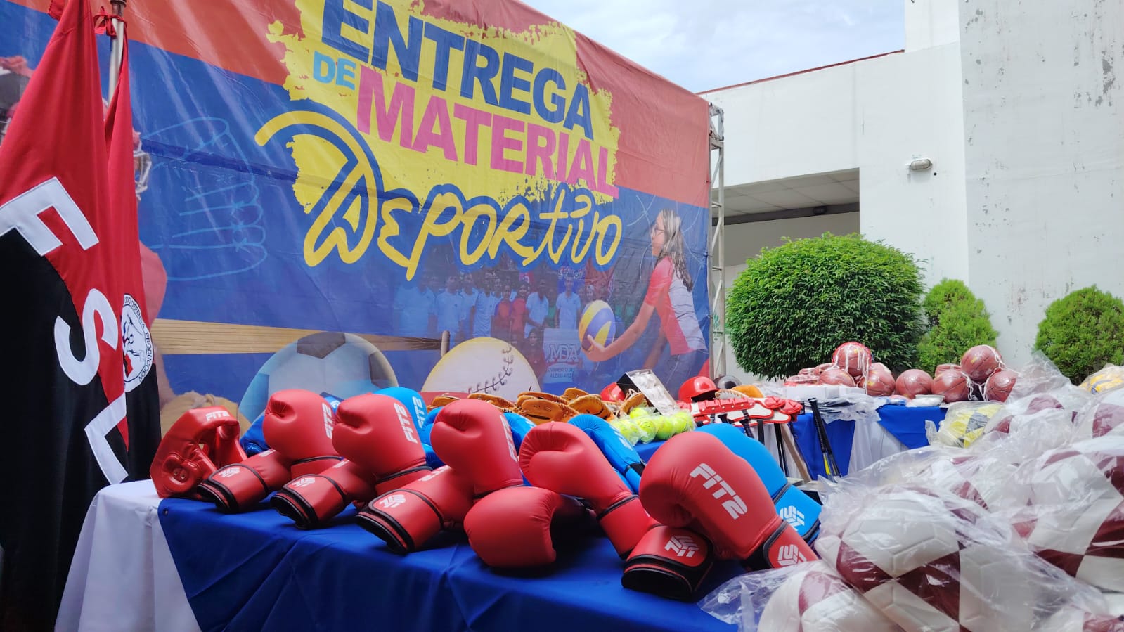 Consejos departamentales de Nicaragua reciben materiales para promover el deporte