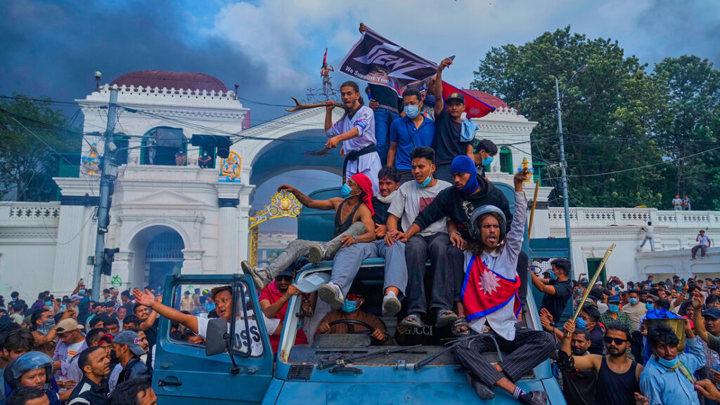 Violencia mortífera y vandalismo: cómo la generación Z derrocó al Gobierno de Nepal