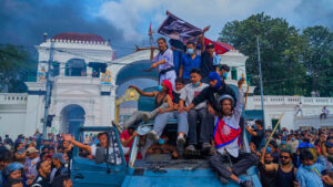 Violencia mortífera y vandalismo: cómo la generación Z derrocó al Gobierno de Nepal