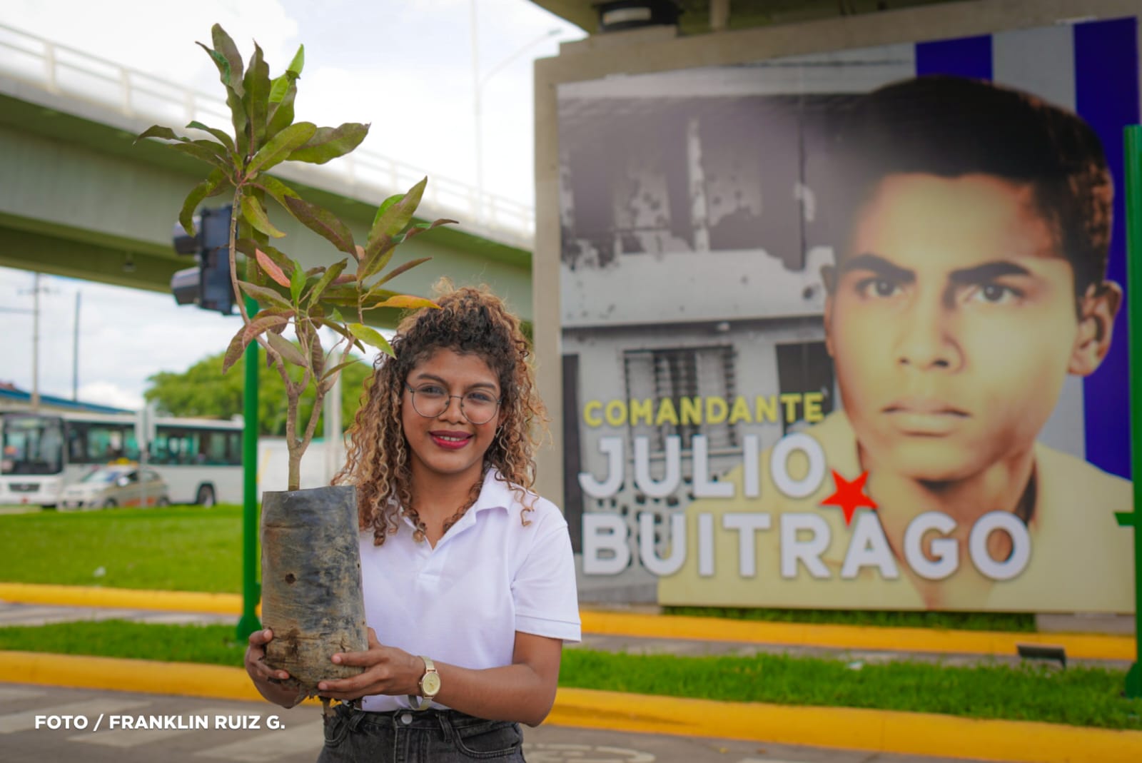 Comuna capitalina entrega en Paso a Desnivel Julio Buitrago árboles para reforestación