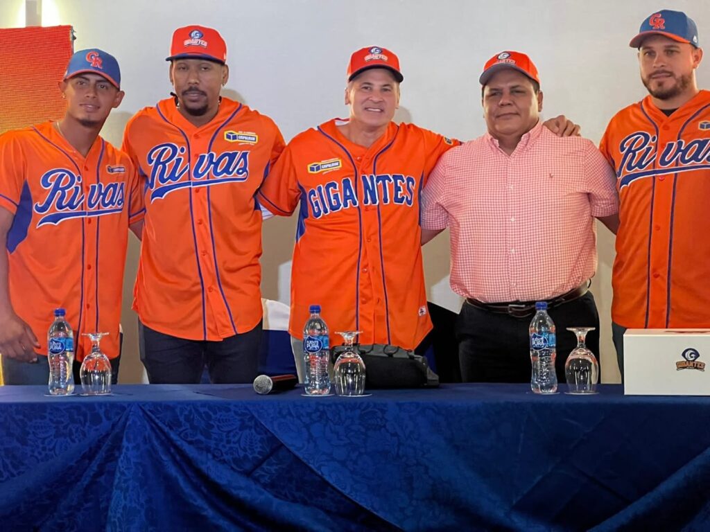 Presentan a Omar Vizquel como manager de los Gigantes de Rivas