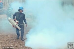 Miembros del Ejército de Nicaragua participan en jornada con el MINSA