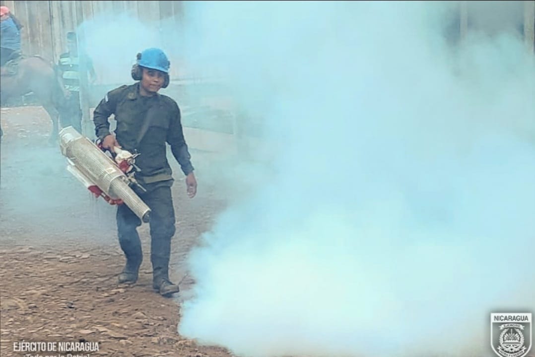 Miembros del Ejército de Nicaragua participan en jornada con el MINSA