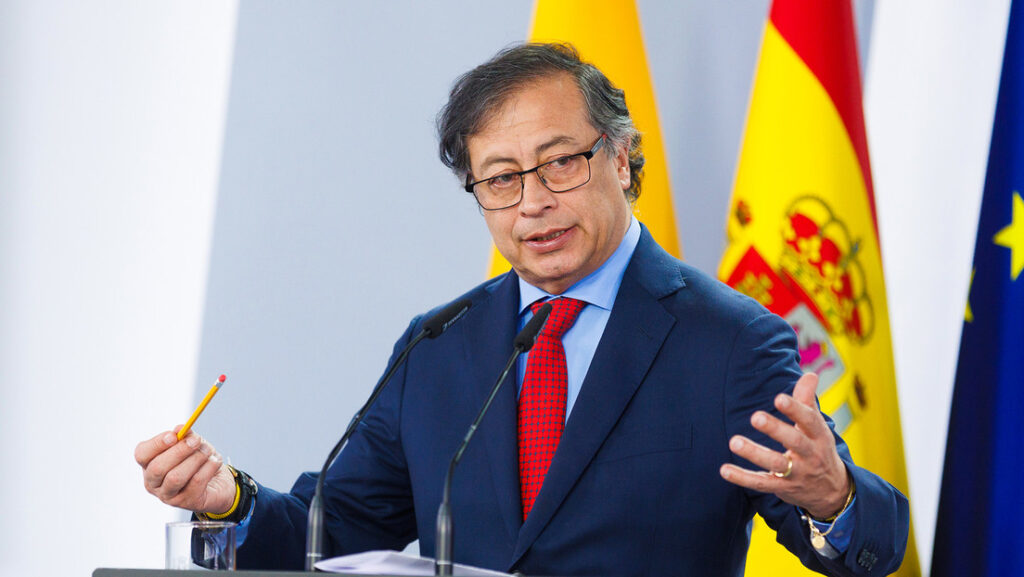 A su parecer, se comete una "equivocación fundamental" cuando se equipara la llamada guerra contra las drogas con el combate al narcotráfico, que es donde se deberían concentrar los esfuerzos regionales para hacer frente al flagelo. "Es el narco, los seres humanos que por codicia, que por prohibirse esas sustancias, matan. El narco es uno de los principales actores en la muerte de un millón de latinoamericanos. Un millón, más que en la guerra de Irak. La mayoría colombianos; de segundo, México y, ahora, Brasil", destacó. En ese marco, reiteró: "Hay que integrar la fuerza militar y policial, cualquiera que sea el pensamiento político de los generales […] porque la mafia compra policías, jueces, fiscales, políticos y hasta presidentes, no solo en América Latina sino en EE.UU. también".