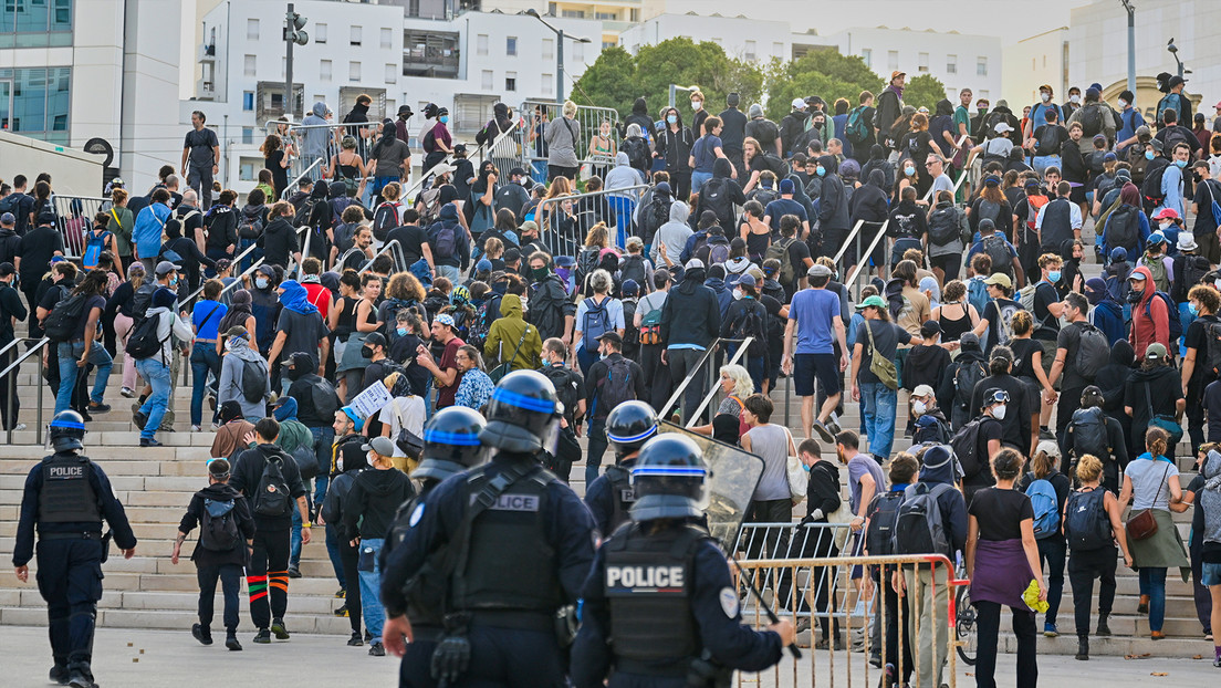 “¡Macron, renuncia!”: El llamado que resuena en las protestas antigubernamentales en Francia