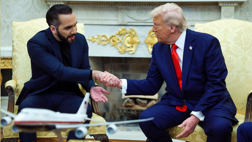 La transacción millonaria habría sido realizada a través del JP Morgan Chase Bank y el Banco Central de Reserva de El Salvador. El documento, que fue obtenido a través de una demanda introducida por Democracy Forward y la organización de derechos humanos Robert F. Kennedy Human Rights, prohíbe al gobierno de Bukele utilizar los fondos entregados en iniciativas, programas u organismos que apoyen o defiendan las caravanas de migrantes, solicitantes de asilo, refugiados o asesoría legal. Tampoco podrán brindar atención a la salud reproductiva, especialmente casos de abortos. "El acuerdo mencionado en esta carta no constituye un acuerdo internacional y los derechos u obligaciones derivados del mismo no se rigen por el derecho internacional. Cualquier asunto o disputa relacionada con el acuerdo, incluidas las obligaciones legales de las partes, se resolverá exclusivamente mediante consultas entre el Ministerio de Relaciones Exteriores de El Salvador y el Departamento de Estado", dice parte del documento. Además, indica que el Departamento de Estado de EE.UU. no asumirá "responsabilidad alguna por reclamaciones de terceros", cuando existan "casos de daños y perjuicios" derivados por la implementación del mencionado acuerdo. El pacto ha sido denunciado por Democracy Forward y la Robert F. Kennedy Human Rights, ya que lo consideran una oscura implementación de la vetusta Ley de Enemigos Extranjeros (AEA) para acelerar las deportaciones de migrantes sin papeles. "Facilitar la desaparición de personas" La publicación de los detalles del mencionado acuerdo avivó el debate sobre las deportaciones rápidas y las violaciones a los derechos de los migrantes. Democracy Forward advirtió que el documento no incluye ninguna cláusula que obligue a El Salvador a impedir torturas, confinamientos indefinidos u otros abusos dentro del Cecot, cárcel que ha ganado fama por su historial de violaciones a los derechos humanos. El pago del Departamento de Estado a El Salvador se efectuó el pasado 22 de marzo, fecha en la que ya se realizaban impugnaciones legales sobre la validez de las deportaciones en tribunales federales. Skye Perryman, presidenta de Democracy Forward, dijo en un comunicado que tuvieron que acudir a la corte para obtener el documentos y hacerlos de conocimiento público, a pesar que "la administración Trump-Vance insistiera en que los términos de su acuerdo con El Salvador para facilitar la desaparición de personas del territorio estadounidense se mantuvieran en secreto". En febrero pasado, cuando Bukele comentó parte del acuerdo penitenciario con EE.UU., señaló que la oferta de El Salvador era para darle "la oportunidad" a Washington "de externalizar parte de su sistema penitenciario". El mandatario nunca mencionó que recibiría a migrantes deportados, sino que aseguró que acogería "únicamente a criminales convictos (incluidos ciudadanos estadounidenses convictos)" en el Cecot, "a cambio de una tarifa", que "sería relativamente baja" para la administración Trump, "pero significativa" para su gobierno.