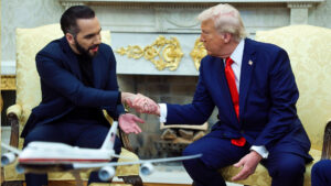 La transacción millonaria habría sido realizada a través del JP Morgan Chase Bank y el Banco Central de Reserva de El Salvador. El documento, que fue obtenido a través de una demanda introducida por Democracy Forward y la organización de derechos humanos Robert F. Kennedy Human Rights, prohíbe al gobierno de Bukele utilizar los fondos entregados en iniciativas, programas u organismos que apoyen o defiendan las caravanas de migrantes, solicitantes de asilo, refugiados o asesoría legal. Tampoco podrán brindar atención a la salud reproductiva, especialmente casos de abortos. "El acuerdo mencionado en esta carta no constituye un acuerdo internacional y los derechos u obligaciones derivados del mismo no se rigen por el derecho internacional. Cualquier asunto o disputa relacionada con el acuerdo, incluidas las obligaciones legales de las partes, se resolverá exclusivamente mediante consultas entre el Ministerio de Relaciones Exteriores de El Salvador y el Departamento de Estado", dice parte del documento. Además, indica que el Departamento de Estado de EE.UU. no asumirá "responsabilidad alguna por reclamaciones de terceros", cuando existan "casos de daños y perjuicios" derivados por la implementación del mencionado acuerdo. El pacto ha sido denunciado por Democracy Forward y la Robert F. Kennedy Human Rights, ya que lo consideran una oscura implementación de la vetusta Ley de Enemigos Extranjeros (AEA) para acelerar las deportaciones de migrantes sin papeles. "Facilitar la desaparición de personas" La publicación de los detalles del mencionado acuerdo avivó el debate sobre las deportaciones rápidas y las violaciones a los derechos de los migrantes. Democracy Forward advirtió que el documento no incluye ninguna cláusula que obligue a El Salvador a impedir torturas, confinamientos indefinidos u otros abusos dentro del Cecot, cárcel que ha ganado fama por su historial de violaciones a los derechos humanos. El pago del Departamento de Estado a El Salvador se efectuó el pasado 22 de marzo, fecha en la que ya se realizaban impugnaciones legales sobre la validez de las deportaciones en tribunales federales. Skye Perryman, presidenta de Democracy Forward, dijo en un comunicado que tuvieron que acudir a la corte para obtener el documentos y hacerlos de conocimiento público, a pesar que "la administración Trump-Vance insistiera en que los términos de su acuerdo con El Salvador para facilitar la desaparición de personas del territorio estadounidense se mantuvieran en secreto". En febrero pasado, cuando Bukele comentó parte del acuerdo penitenciario con EE.UU., señaló que la oferta de El Salvador era para darle "la oportunidad" a Washington "de externalizar parte de su sistema penitenciario". El mandatario nunca mencionó que recibiría a migrantes deportados, sino que aseguró que acogería "únicamente a criminales convictos (incluidos ciudadanos estadounidenses convictos)" en el Cecot, "a cambio de una tarifa", que "sería relativamente baja" para la administración Trump, "pero significativa" para su gobierno.