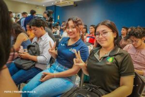 Capacitan en producción de podcasts a estudiantes de comunicación