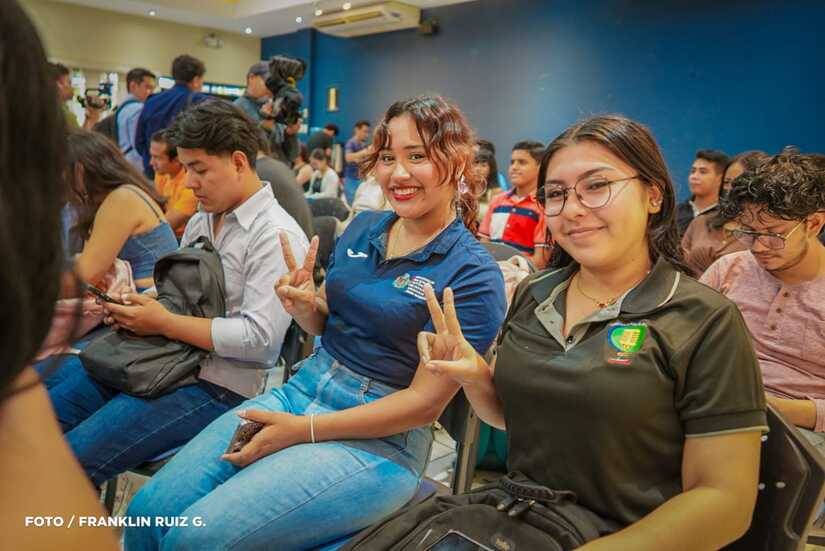 Capacitan en producción de podcasts a estudiantes de comunicación