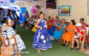 Adultos mayores celebran el mes patrio con pasarela de huipiles en la Casa Club Ariel Darce