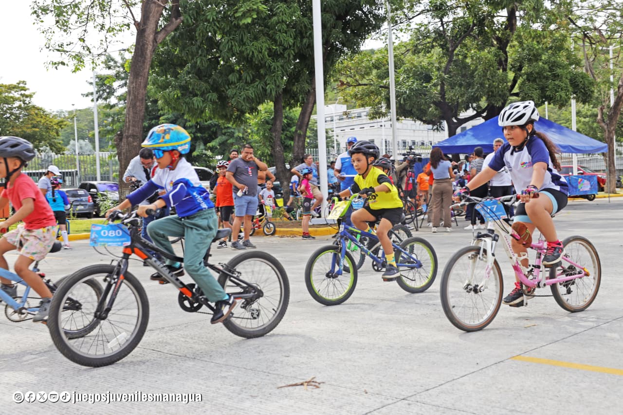 Niños de Managua participan en competencia de ciclismo en saludo a las Fiestas Patrias
