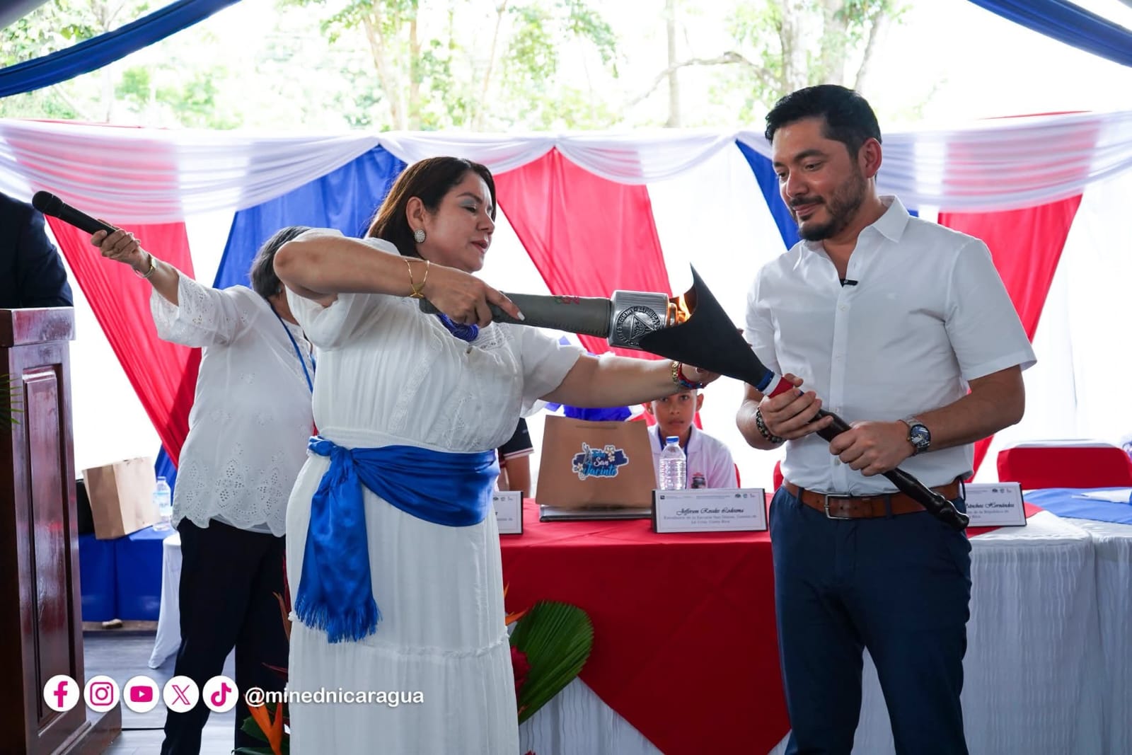 Autoridades educativas entregan la Antorcha de la Libertad a Costa Rica