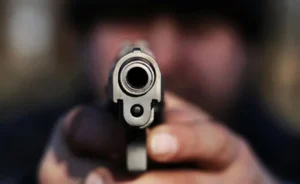 Sujeto agrede con cuchillo a otro y termina muerto tras ser baleado