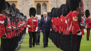 Trump viola el protocolo real con el rey Carlos III