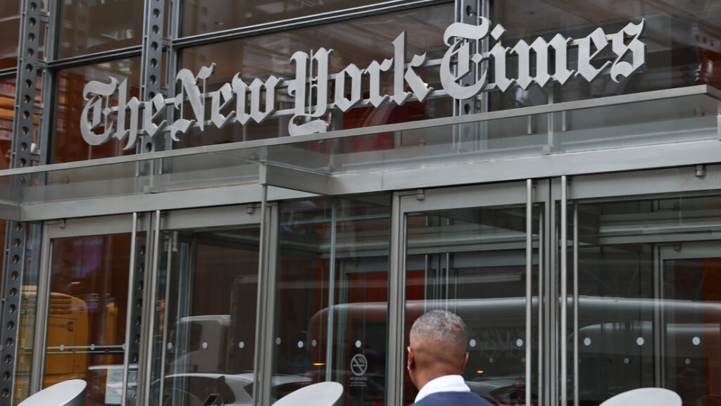 "Inapropiada e inadmisible": Juez federal bloquea demanda de Trump contra el NYT