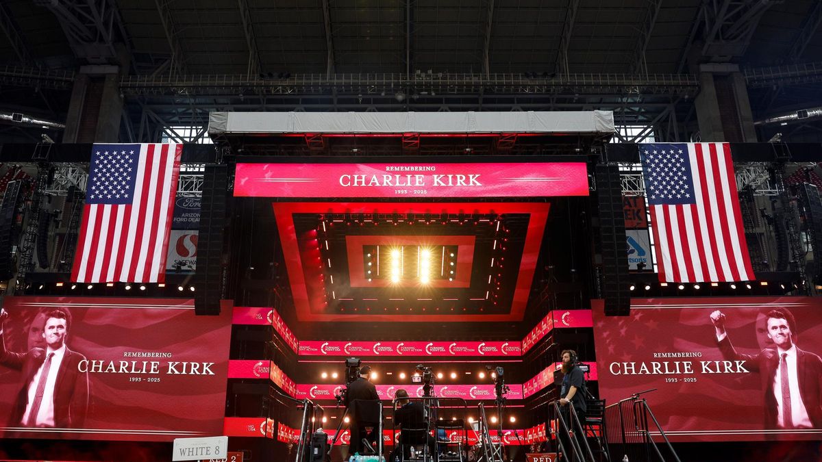 Ceremonia de despedida de Charlie Kirk reúne a miles de personas en Arizona
