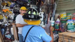 Bomberos Unidos inspeccionan tramos ferreteros del Mercado Iván Montenegro