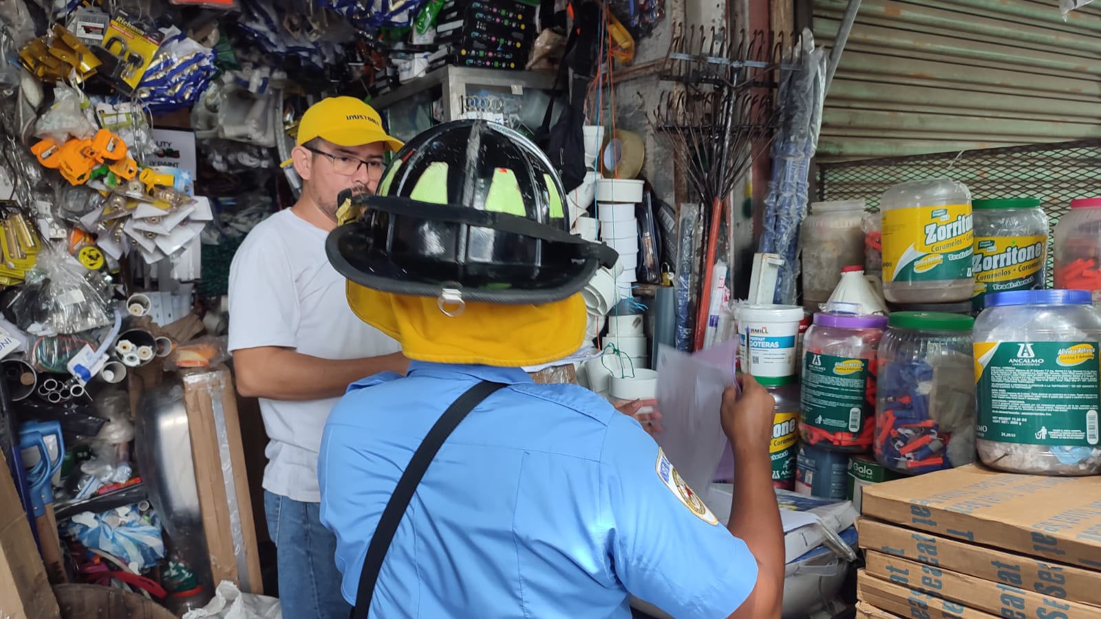Bomberos Unidos inspeccionan tramos ferreteros del Mercado Iván Montenegro