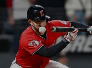 David Fry hospitalizado tras recibir pelotazo en el rostro en victoria crucial de Guardians ante Tigres