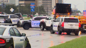 Policía confirma un muerto por tiroteo en centro de detención de migrantes en Texas