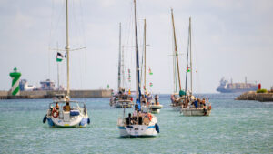 Atacan con drones a la flotilla que va a Gaza con comida para romper el bloqueo israelí