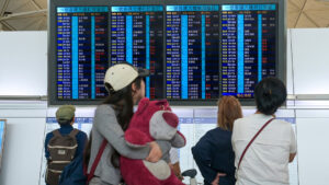 Evacuación masiva de aeronaves en Hong Kong ante la llegada del supertifón Ragasa