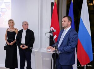 Inauguración de exposición refleja renacer de Mariupol tras agresiones de Ucrania