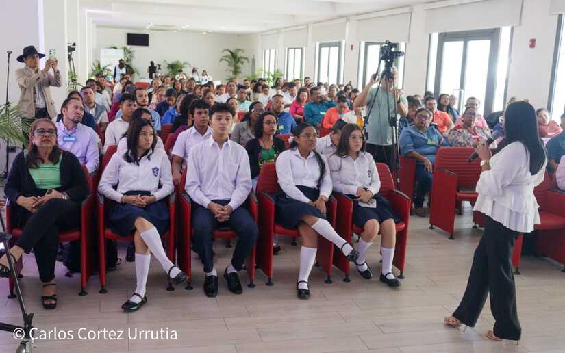 Mined impulsa educación en valores y sexualidad en conversatorio internacional