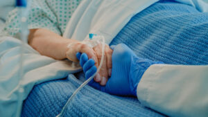 Mujer muere tras pisar un líquido mortal conocido como 'agua que disuelve los huesos'