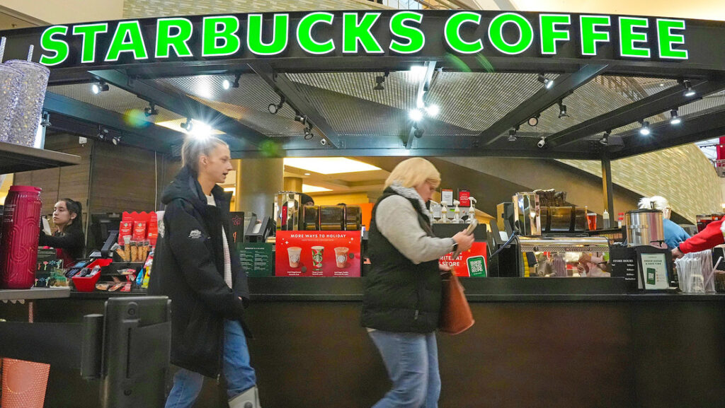 ¿Qué pasa en Starbucks?: Cerrará unas 500 tiendas y despedirá a 900 empleados