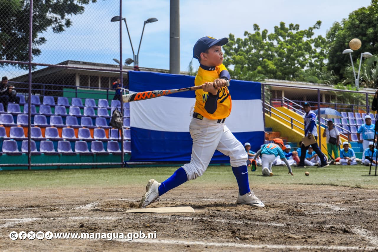 Niños de Managua demuestran habilidades de béisbol en derby de jonrones