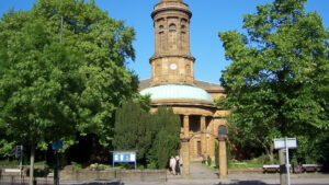 "Crimen horrible": Mujer es violada en grupo en el cementerio de una iglesia