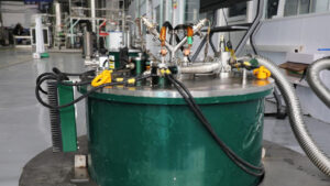 China establece récord mundial con campo magnético 700.000 veces superior al de la Tierra Un grupo de científicos chinos anunció este domingo que ha generado con éxito un campo magnético estable de 351.000 gauss con un imán totalmente superconductor, estableciendo así un nuevo récord mundial, informa CGTN. https://x.com/CGTNOfficial/status/1972579603056349649 Durante el experimento, el imán se energizó a 35,1 teslas, funcionó de forma estable durante media hora y se desmagnetizó de forma segura, lo que confirmó plenamente la fiabilidad del método técnico. La intensidad del campo magnético alcanzada, más de 700.000 veces superior a la del campo geomagnético terrestre (unos 0,5 G), también superó el récord mundial anterior de 323.500 G. Liu Fang, investigador de Instituto de Física del Plasma de la Academia China de Ciencias, explicó que el imán adopta la tecnología de bobina de inserción superconductora de alta temperatura, anidada coaxialmente con imanes superconductores de baja temperatura. El equipo superó eficazmente desafíos como la concentración de tensiones, los efectos de la corriente de apantallamiento y los efectos de acoplamiento multicampo en condiciones de baja temperatura y alto campo. Estas innovaciones mejoraron significativamente la estabilidad mecánica y el rendimiento electromagnético del imán en entornos extremos. En opinión de los investigadores, este avance impulsará significativamente la comercialización de instrumentos científicos superconductores avanzados, por ejemplo, los espectrómetros de resonancia magnética nuclear. También proporciona soporte técnico crucial para múltiples campos de vanguardia, como los sistemas de imanes de fusión, la propulsión electromagnética espacial, el calentamiento por inducción superconductor, la levitación magnética y la transmisión eficiente de energía.