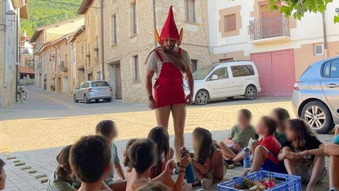 Desnudez y duchas mixtas: un campamento ‘antiestigmas’ para niños escandaliza España