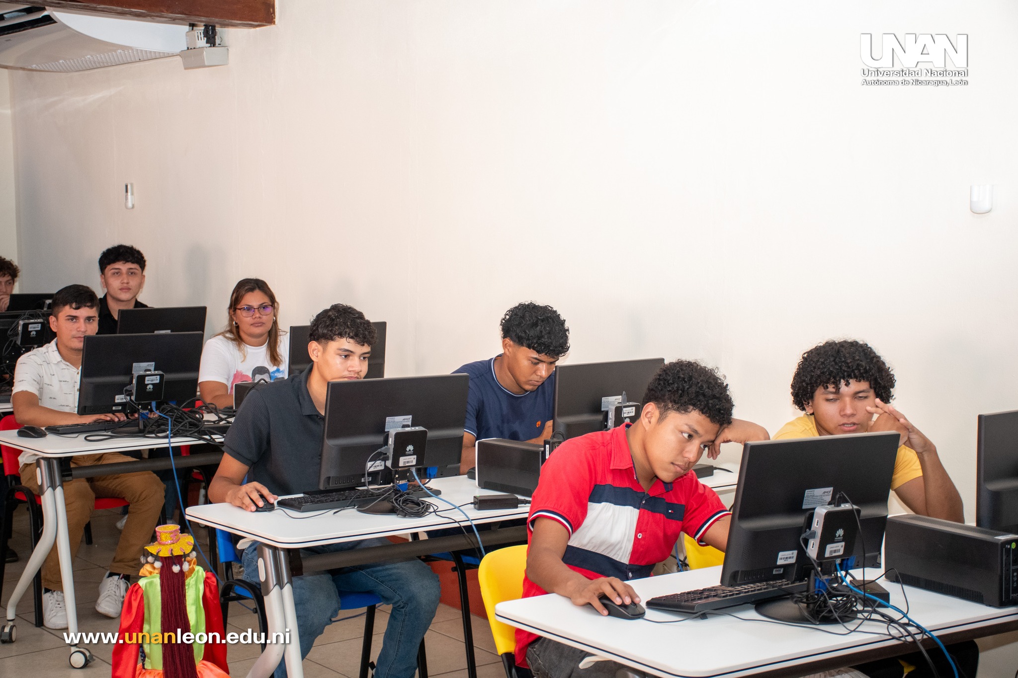 Más de mil 600 estudiantes beneficiados con laboratorio de informática en la UNAN-León
