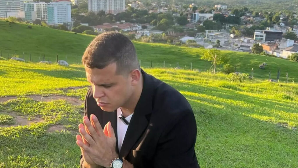 Un hombre recauda una fortuna con la venta de 'milagros' por Internet+