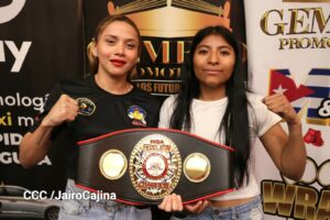 La nicaragüense Roxana Mendoza ante Ana Miramom por el título Fedelatín de la AMB   