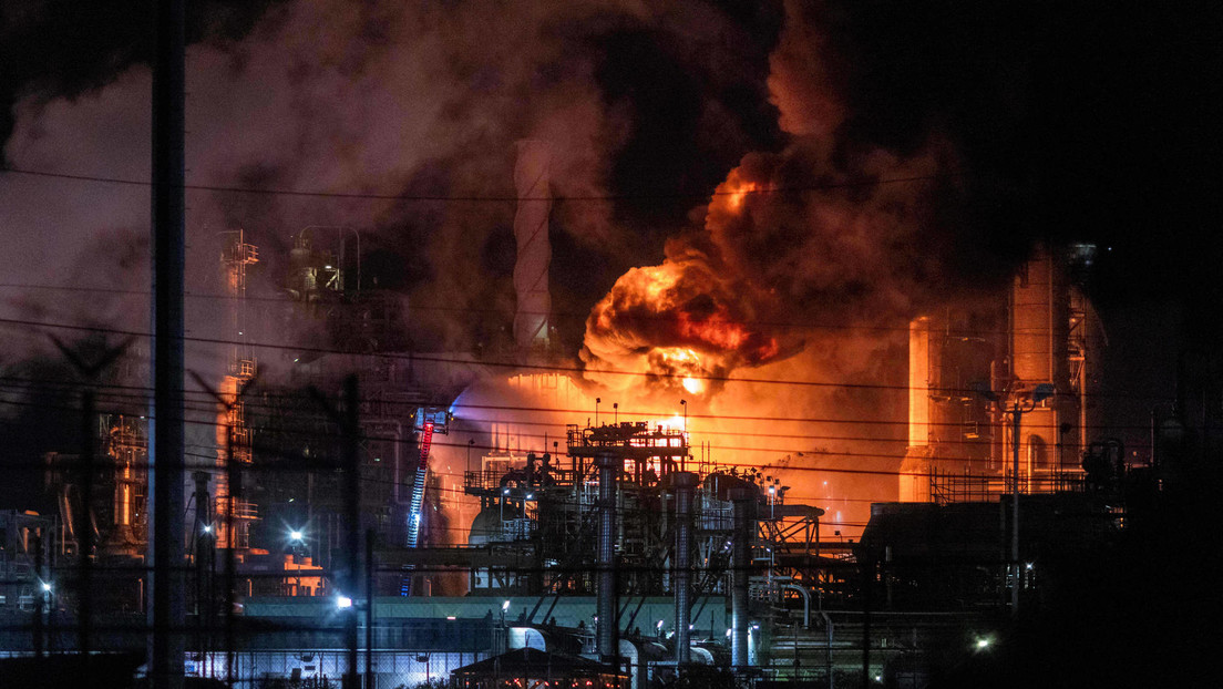 Una gran explosión sacude una de las refinerías más grandes de EEUU