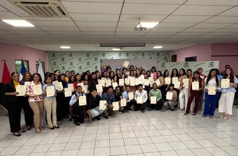 Más de 50 universitarios se gradúan en oratoria, discurso y expresión corporal