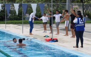 Jóvenes aprenden técnicas para salvar vidas y realizar el rescate en agua