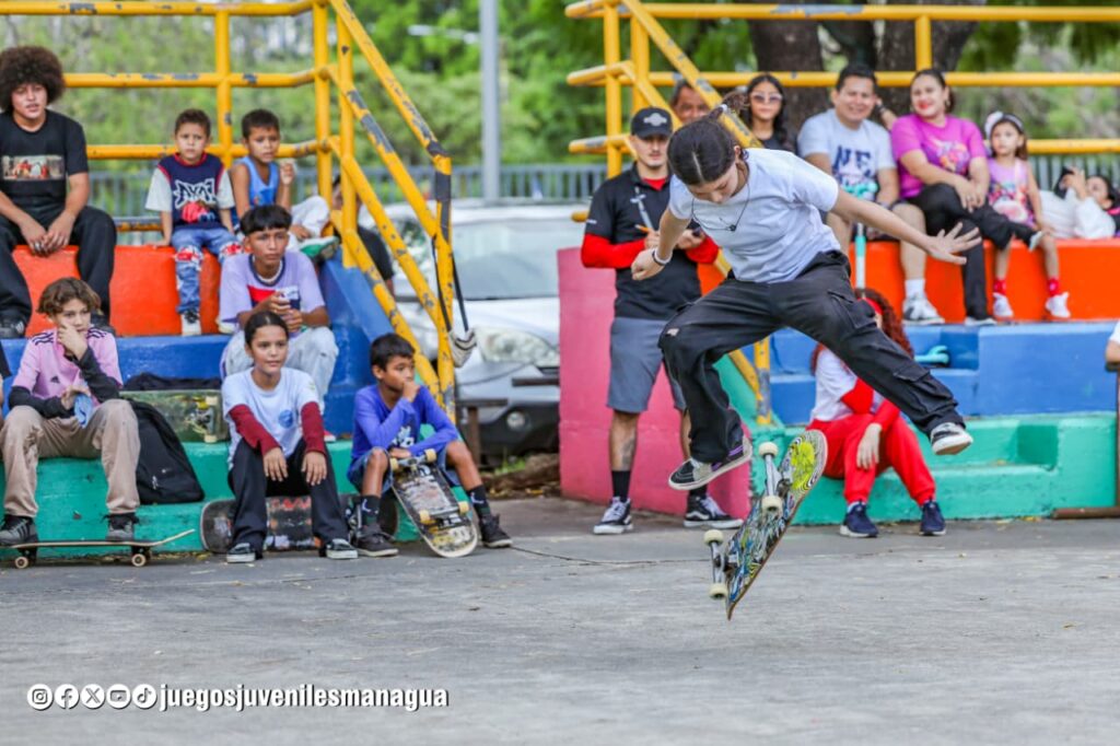 Niños y jóvenes participan en torneo de skateboarding en Managua