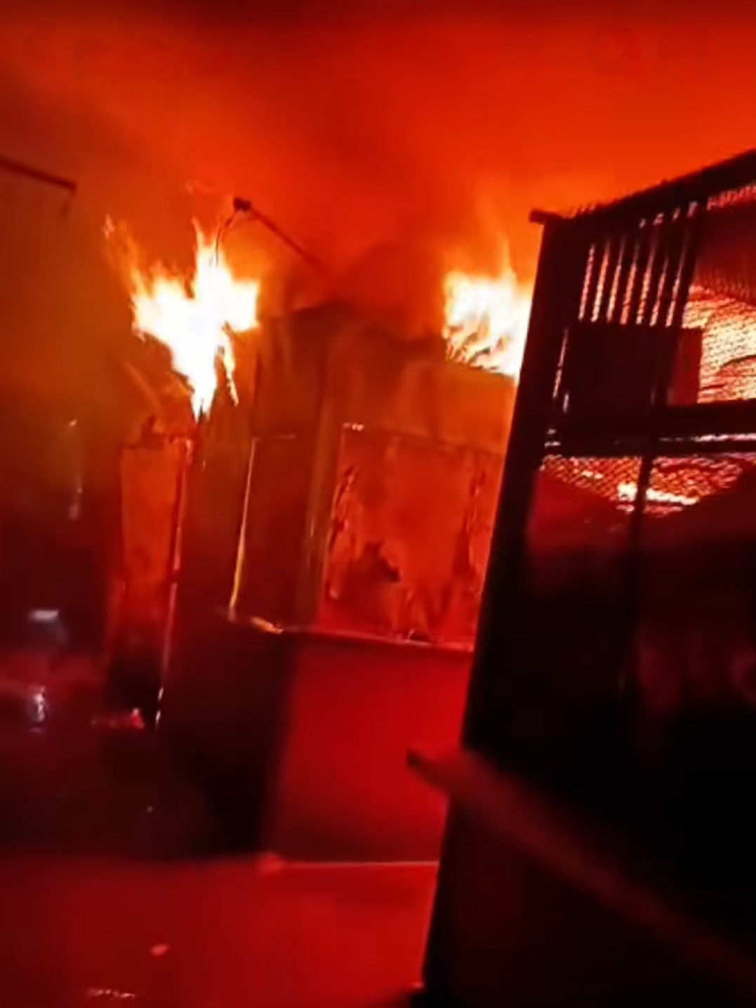 Incendio afecta al menos 25 tramos en el Mercado Oriental