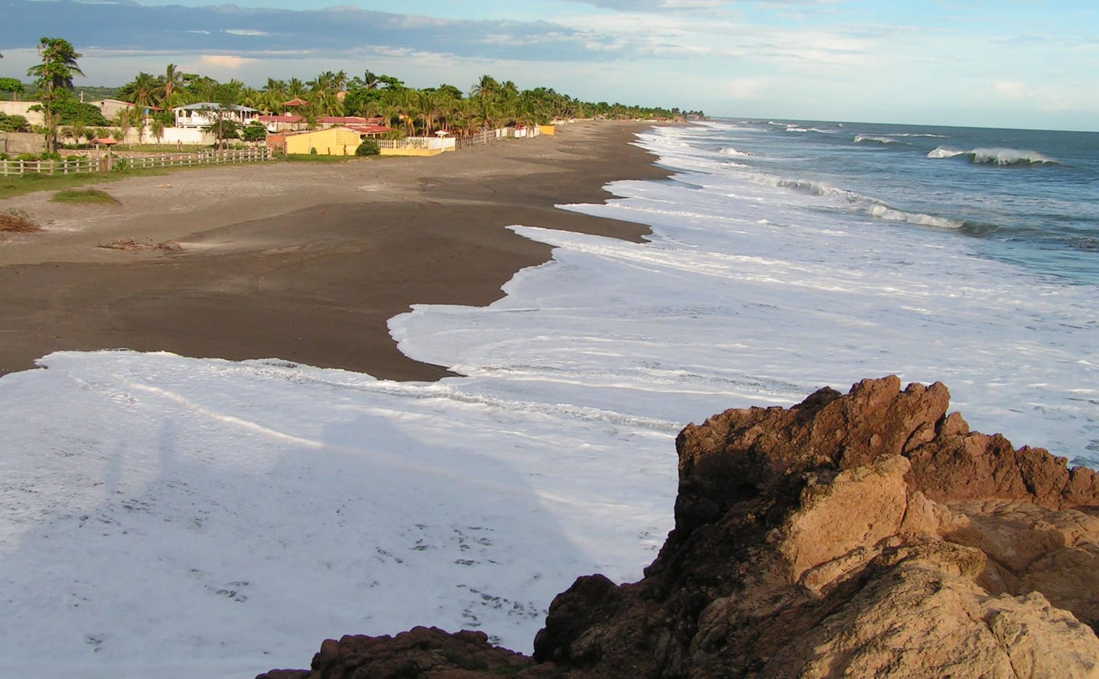 Dos hombres desaparecen tras ser arrastrados por las olas del balneario de Poneloya